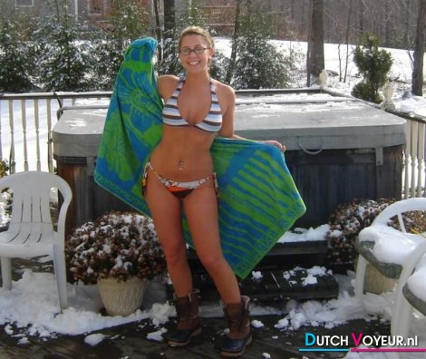 Met bikini in de achtertuin