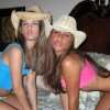 Twee cowgirls op bed