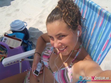 Ik samen met mijn Ipod op het strand