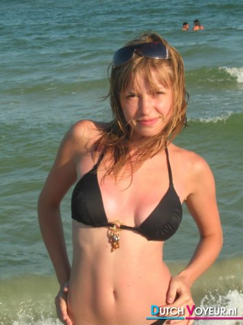 Tiener model model showt bikini is het water