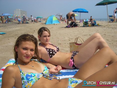 Chicks  and bikini