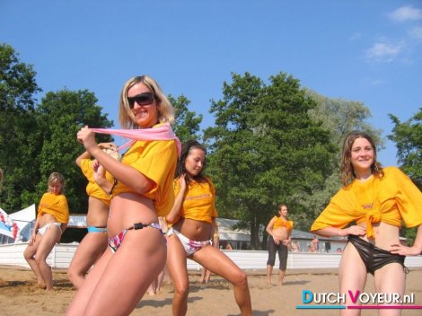 Tieners dansen in het zand