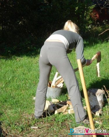 bezette vrouw hangt zacht aan de naakte funzige techniek