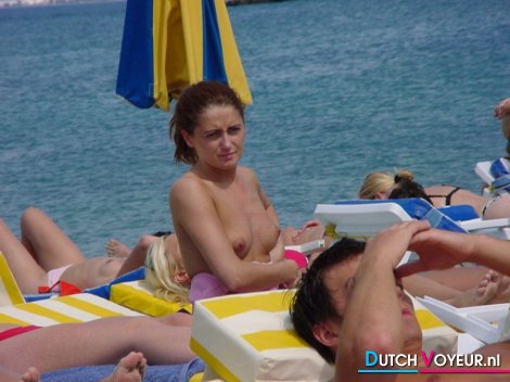 Vrouwen die topless bruinen