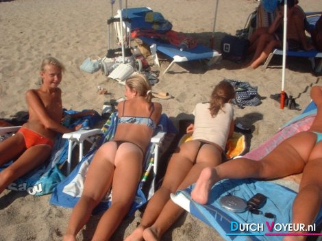 Billen en tietjes liggen op het strand